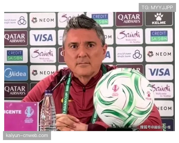 教练变动：某球队解雇主帅，管理层认为其进攻战术僵化，未能发挥球员特点